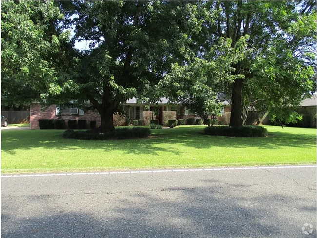 Building Photo - 3 bedroom 2 bathroom Rental