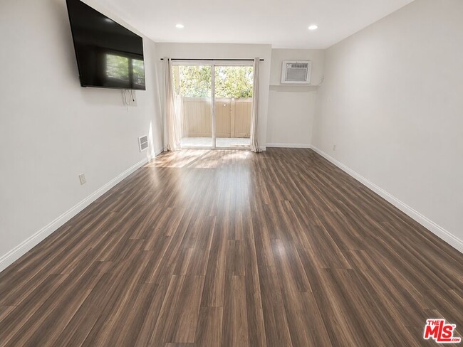 Photo - 12014 Kling St Unit 4