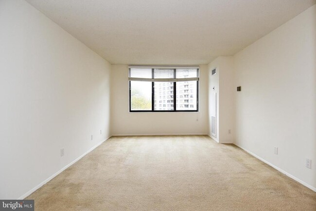 Building Photo - 5225 Pooks Hill Rd Unit 1003S