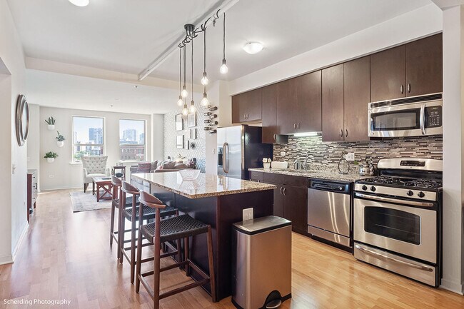 437 W Division St Unit 806