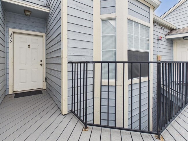 Building Photo - 3111 Tom Green St Unit 305