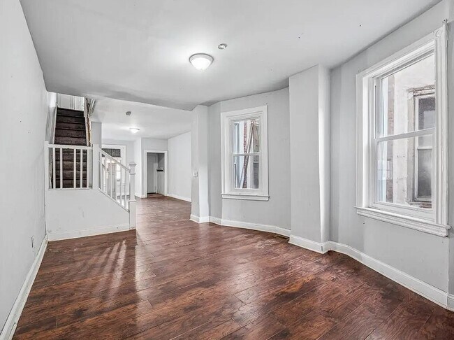 Photo - 5450 Media St