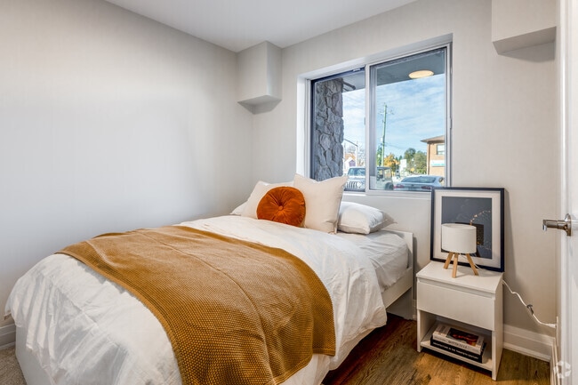 1BR, 1BA - 472SF - Bedroom - 38 King Street W