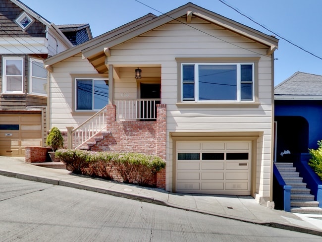 Building Photo - Beautiful 2-Bedroom Home with Laundry, Gar...