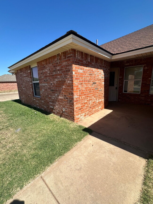 Building Photo - Duplex with easy access to the loop Rental