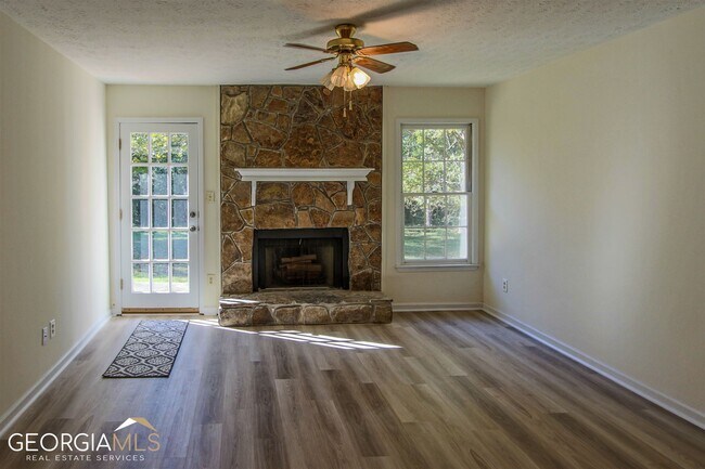 Photo - 211 Meadow Ct