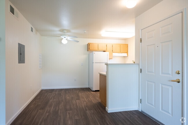 1 habitación, 1 baño - 535 pies cuadrados - Comedor - Second Street Senior