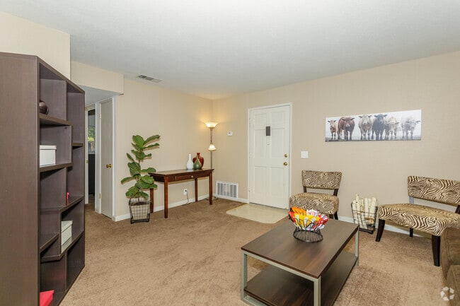 2BR, 1BA - 817 SF