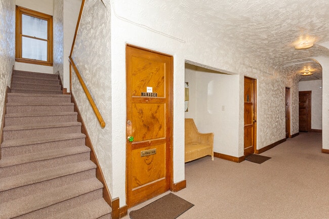 007_Stairway a 2nd piso - Paramount of Prescott