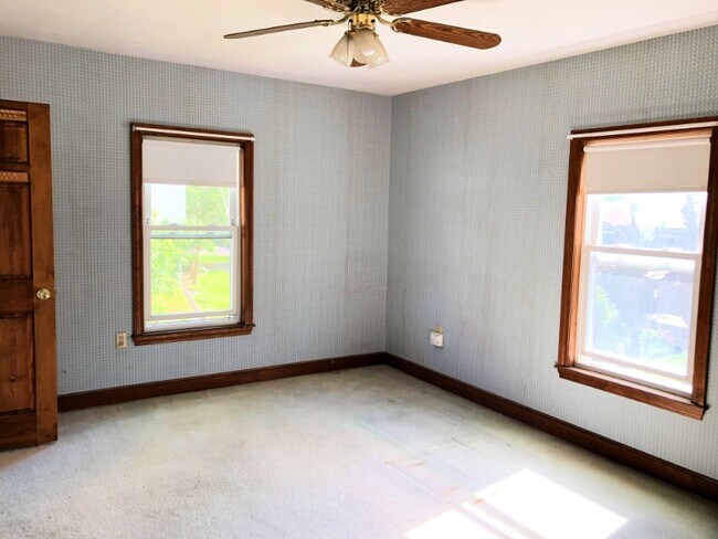 Living room - 561 Willard St