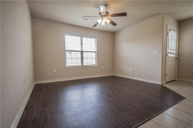 Photo - 912 Oakwood Ln