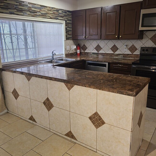 Photo - Spacious 2 BR/2.5 bath townhome near the Medical Center w/a fenced in yard!