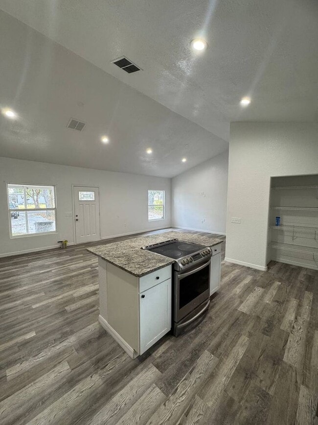 Photo - Spacious 3-Bedroom Home with a Charming Backyard in Lakeland, FL!