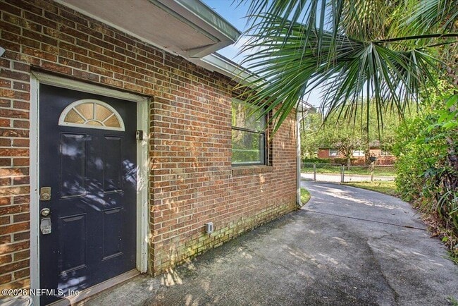 Photo - 2808 Myra St