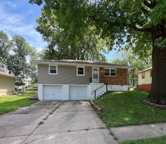 Charming 3 Bedroom Home with Finished Base... - Charming 3 Bedroom Home with Finished Base...