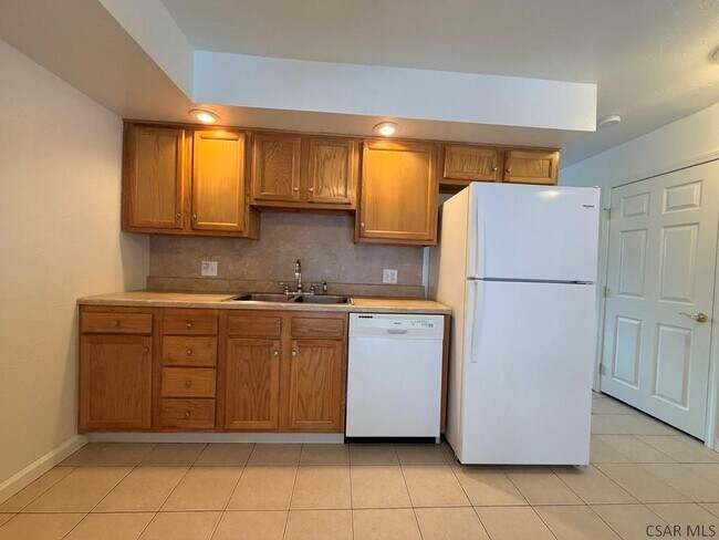 Photo - 1915 Young St