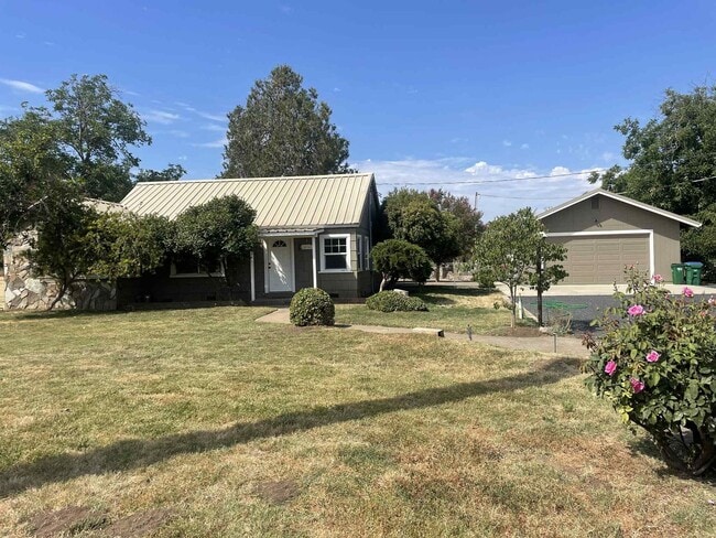 Charming 2 Bedroom Home with Spacious Yard... - Charming 2 Bedroom Home with Spacious Yard...