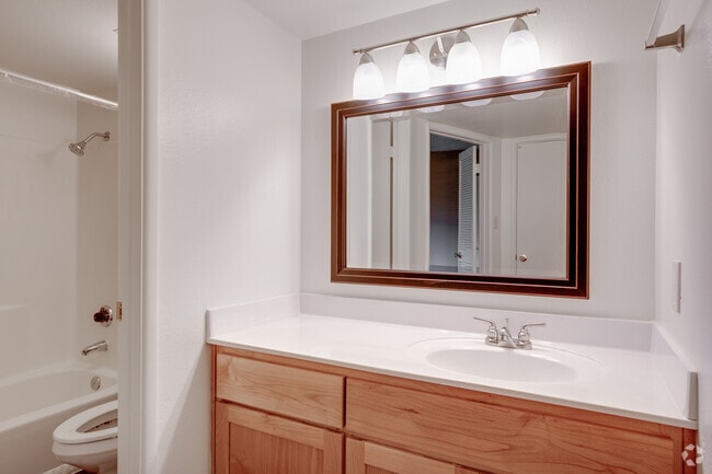 2BR, 1BA - 919 SF