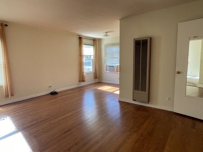 Photo - 311-313 J St