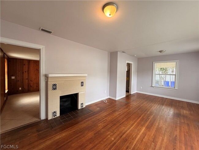 Photo - 2114 Dora St