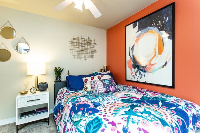 1BR. 1BA - 425 SF - French