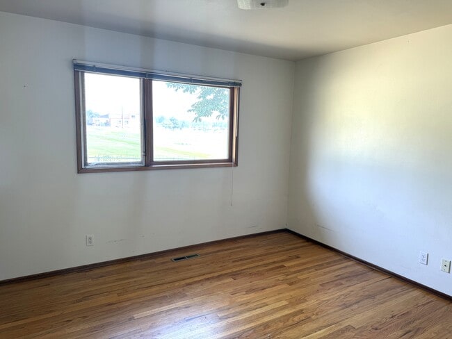 Photo - 1326 E B St