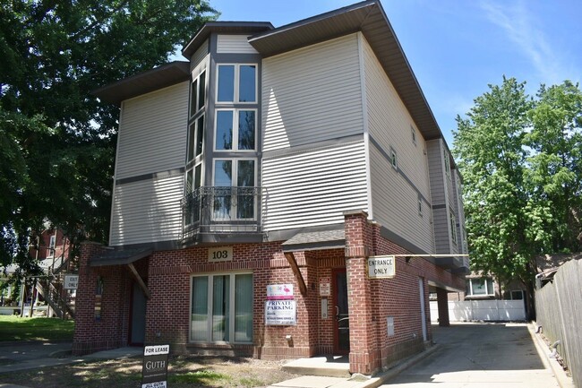 Photo - 103 S McCullough St