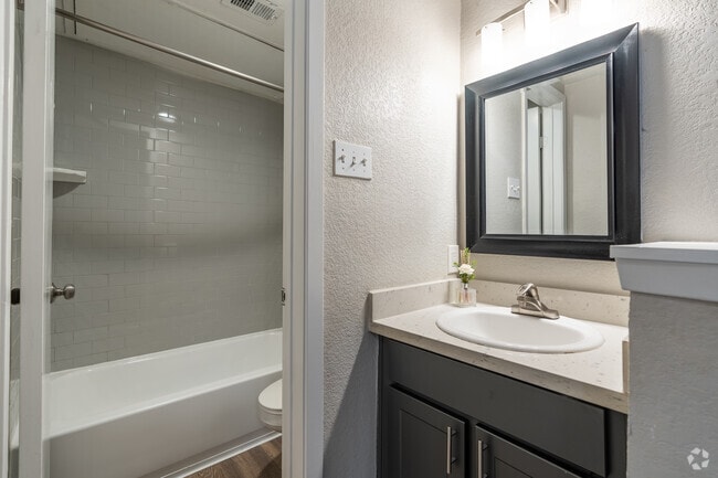 1BR, 1BA - 561SF - Bathroom