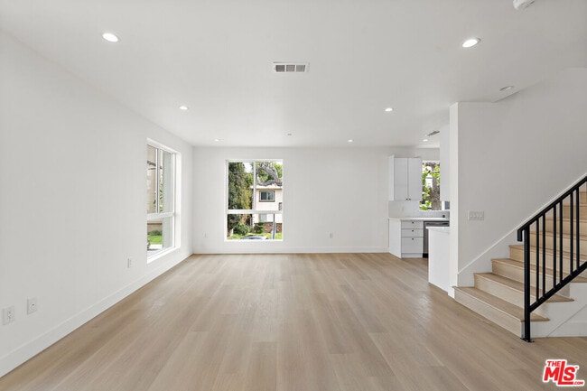 Building Photo - 10744 Hortense St Rental