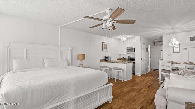 Building Photo - 8817 S Thomas Dr Unit 213
