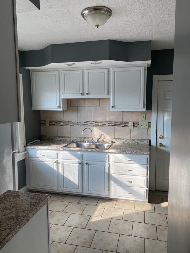 Building Photo - 4720 Rockwood Rd Unit 4720 Rockwood Rd. UP