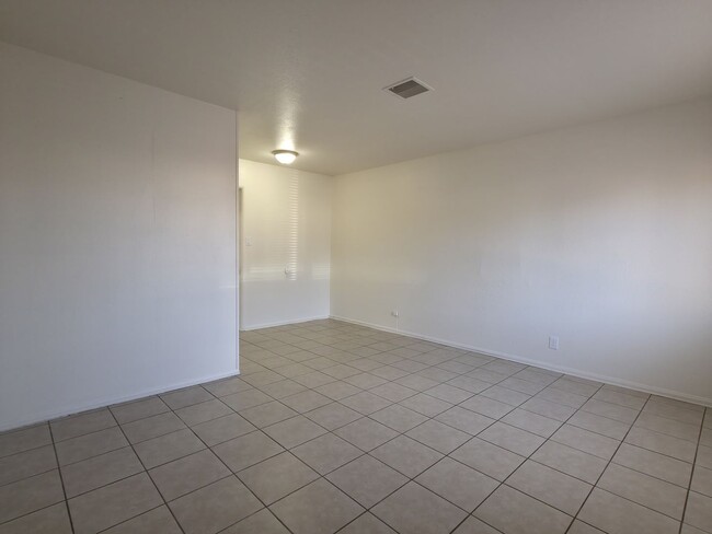 Building Photo - Cozy 1 Bedroom / 1 Bathroom Apartment Available for Lease in Yuma, AZ! Unit 575 W 3rd St