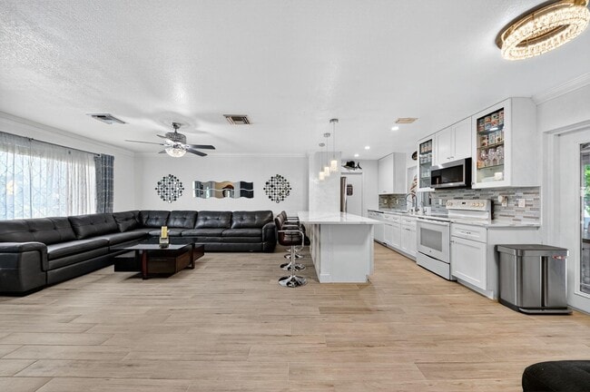 Photo - 407 Highwood Cir