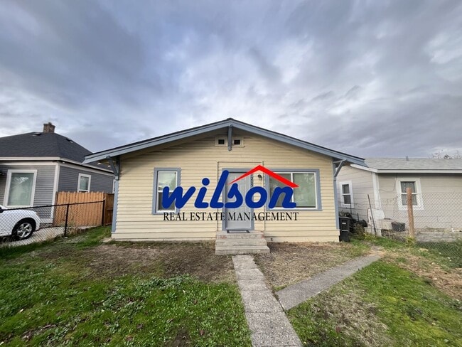 Building Photo - Updated Bungalow with 4 Bedrooms and 2 Full Bathrooms