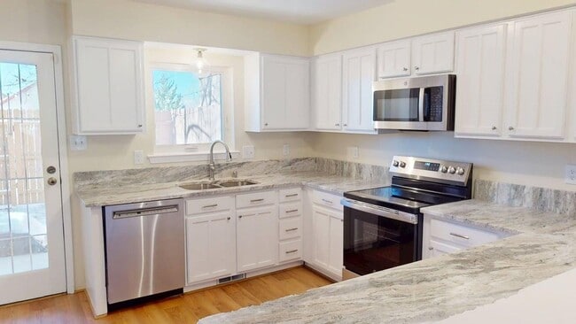 Building Photo - Large Centrally located townhome