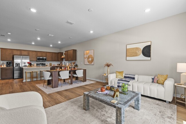 3BR Center Lake Townhome | 2-Car Garage, Loft & Resort-Style Amenities