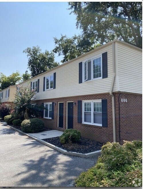Building Photo - Top of the Hill at 806 College Ave Rental