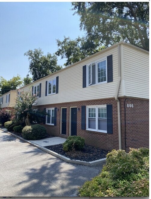 Building Photo - Top of the Hill at 806 College Ave Rental