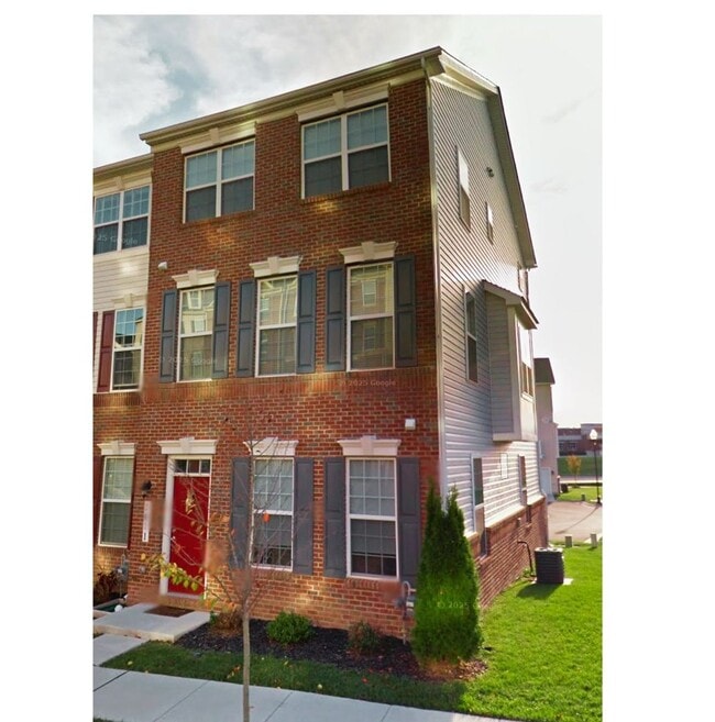 Building Photo - Well Maintain Townhome in Market Square!