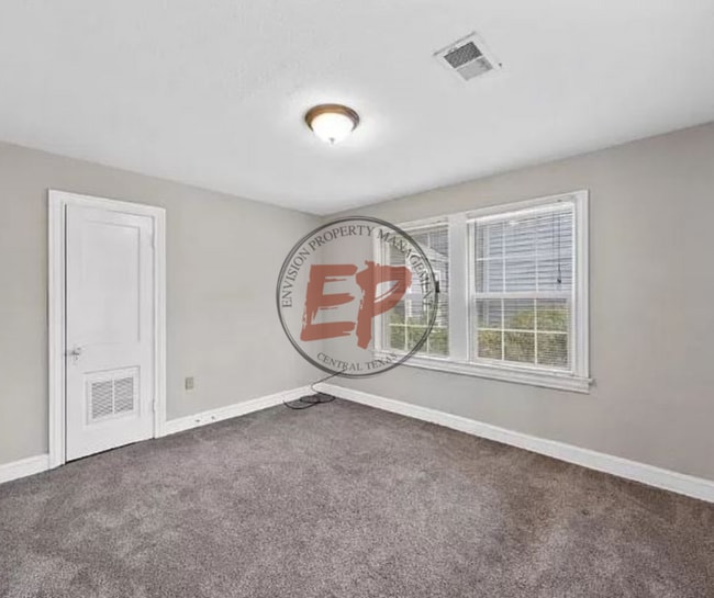 Photo - 213 N Oak Dr