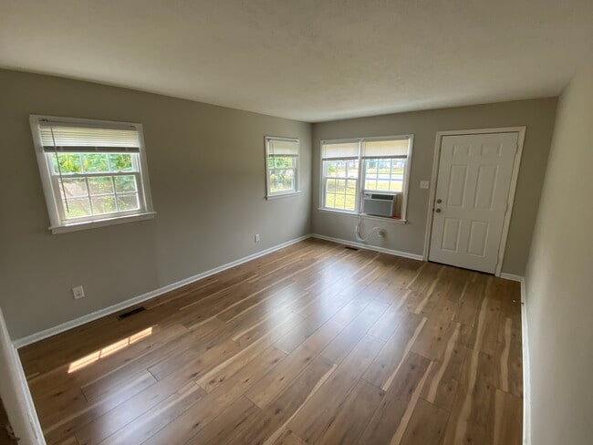 Large living room with brand new flooring - 1634 Shaw Rd