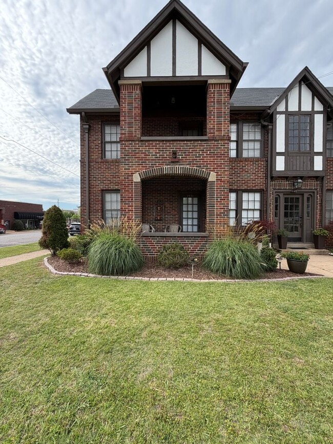 Building Photo - 1 Bedroom Condo Available Steps From Downtown Tuscaloosa!