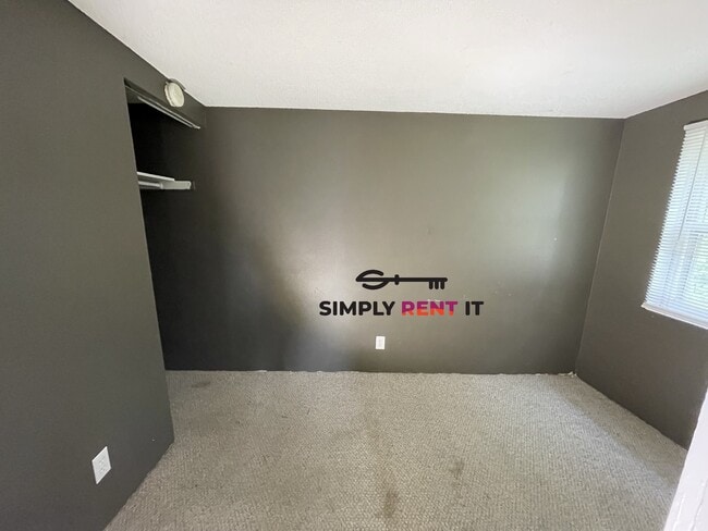 Photo - 3 Bedroom with Hardwood Floors on Campus!