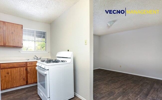 Photo - 102 E Cheryl Dr