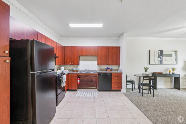 2BR, 1BA - 926SF - Kitchen