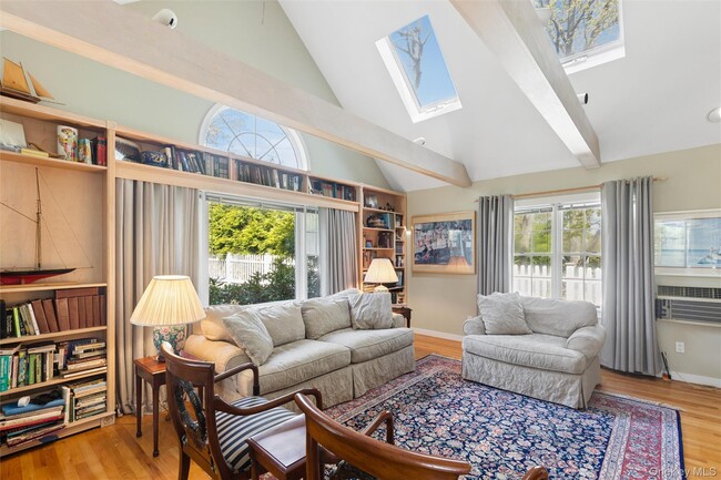 Photo - 425 Briarwood Ln