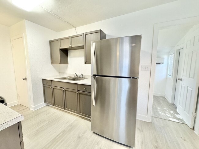 Photo - Paul Phadungchai (4093 Springs Ln) Unidad #4093