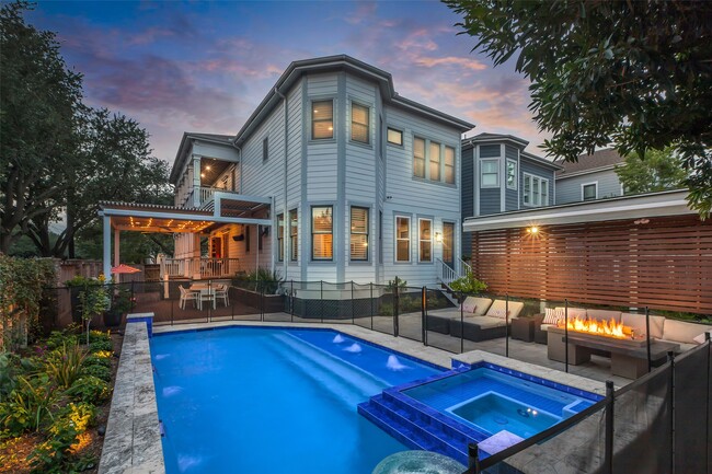 Photo - 340 W 17th St