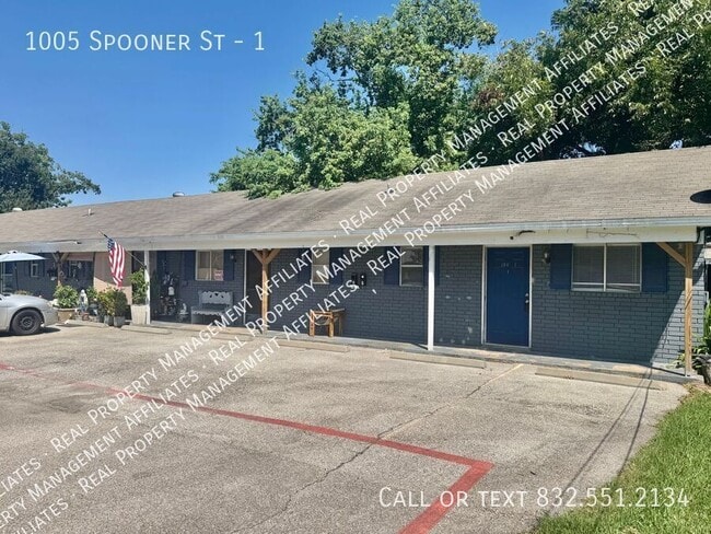 Building Photo - 1005 Spooner St Unit 1 Rental