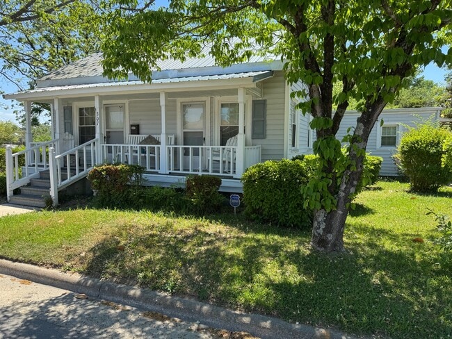 Building Photo - 307 W Greenwood St